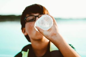niño bebiendo agua para combatir el calor